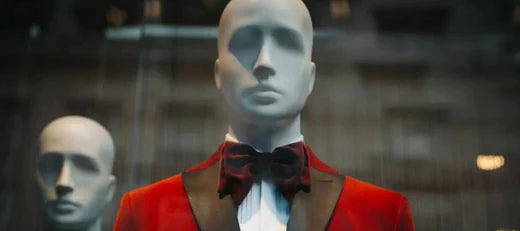 ¿Qué hay que llevar a una cena con corbata roja
