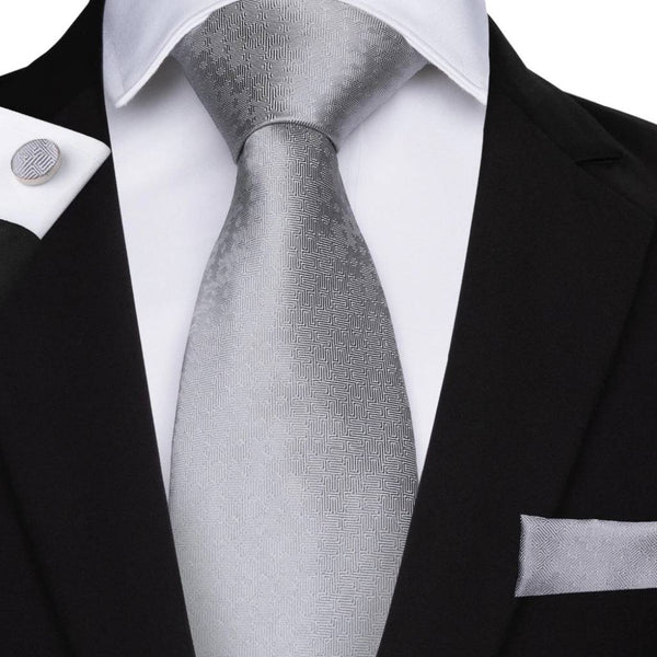 Traje negro corbata sale plata